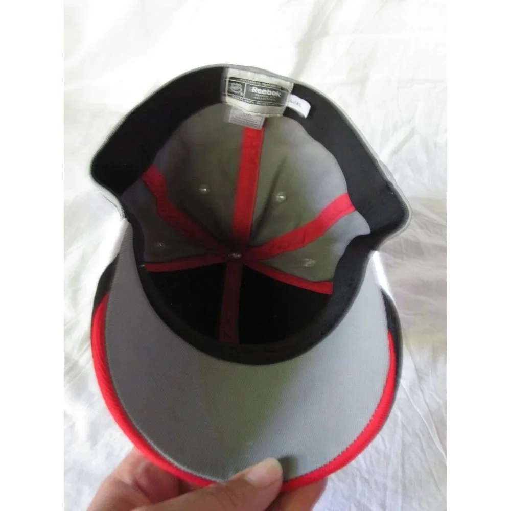 NEW Reebok NHL Center Ice Chicago Blackhawks‎ Hockey Black Grey Hat Fitted L/XL